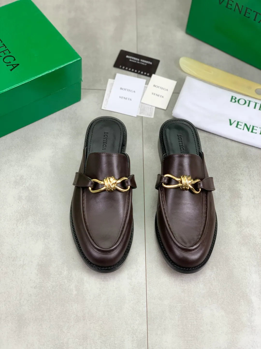 Men's shoes 💰P800 [New model] (genuine leather outsole) water-dyed cow lining 💰High-quality business couple half-slip leather shoes 💎💎💎 BOTTEGA VENETA official website synchronizes the latest top version of BV in the market, accepts material comparison, shoe type comparison, process comparison, practical and textured, versatile and suitable for any occasion, the more you look at it, the more flavorful it becomes. Purely hand-knitted craftsmanship - Upper material, calfskin imported from Italy 🇮🇹 - High-quality water-dyed cowhide lining - Original private model customized leather outsole -Size: Female 35-39 (40 ordered) Male 39-44 (38 45 can be customized) Color: Multiple colors available